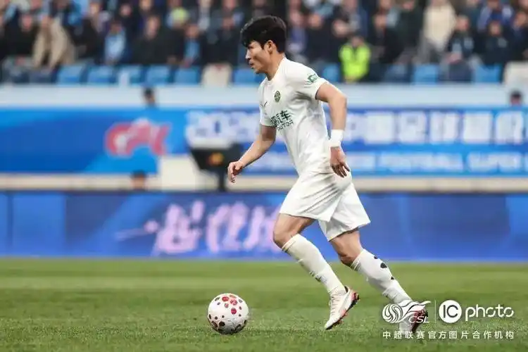 欧冠对决：巴塞罗那 VS 勒沃库森